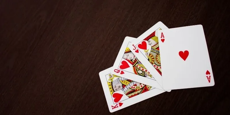 Cách chơi Poker 4 lá qua từng vòng cược