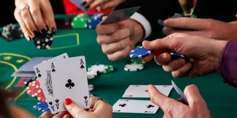 Trau dồi kinh nghiệm từ cộng đồng Poker SKY88